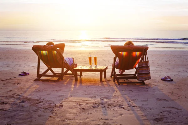 Honeymoon Travel Silhouettes Happy Couple Relaxing Deck Chairs Beach Sunset — Stock Photo, Image