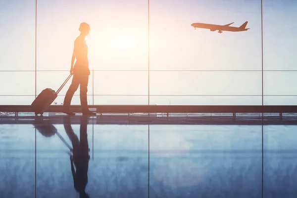 Seyahat Eden Insanlar Havaalanında Bagajı Olan Kadın Yolcu Silueti — Stok fotoğraf
