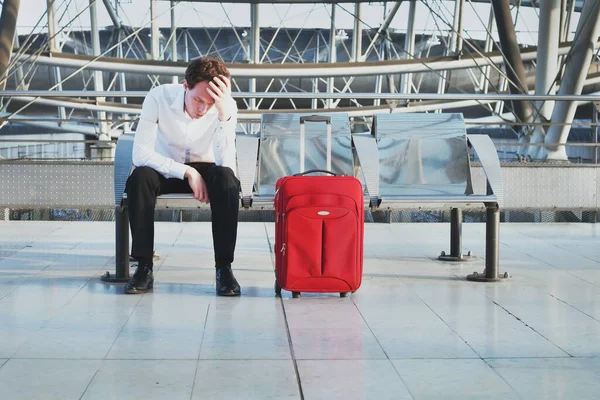 Repülési Késedelem Vagy Probléma Repülőtéren Fáradt Kétségbeesett Utas Vár Terminálon — Stock Fotó