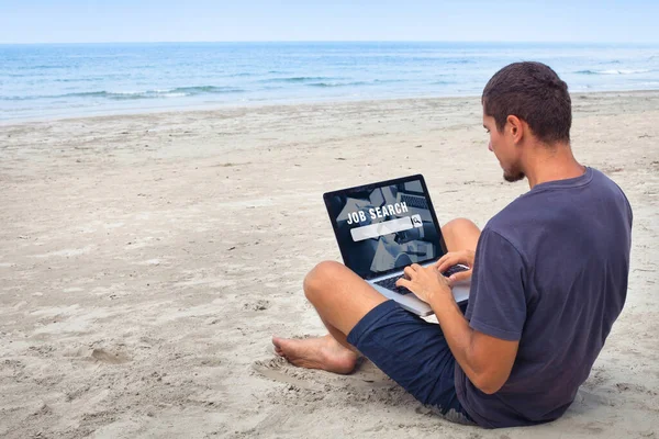 Freelancer Procura Trabalho Online Procura Emprego Internet Homem Sentado Praia — Fotografia de Stock