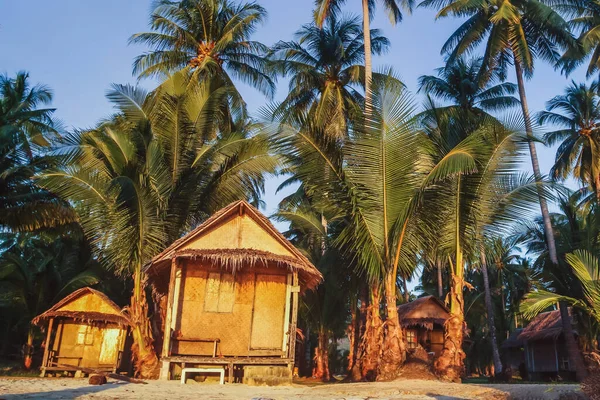 Cheap Budget Accommodation Beach Bamboo Huts Hotel — Stock Photo, Image