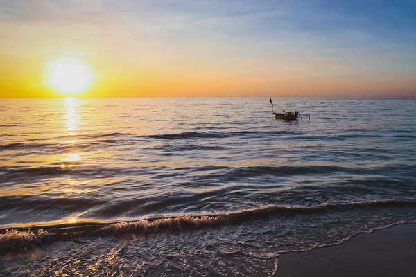 夏の背景 日没時の夢のような美しいビーチの風景 コピースペースと海の波 — ストック写真