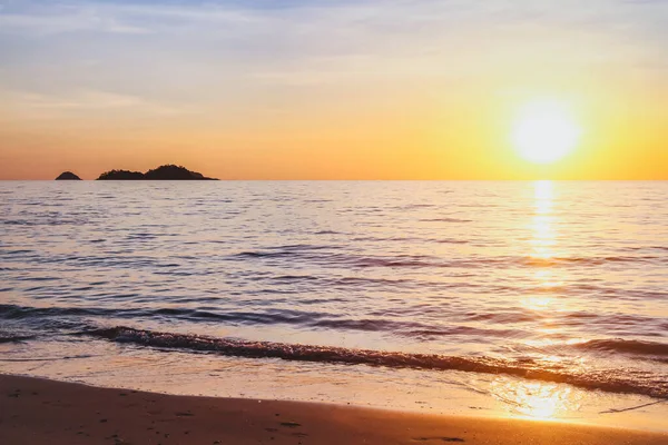 Relaks Spokojne Tło Piękna Przyroda Pusta Spokojna Plaża Zachodzie Słońca — Zdjęcie stockowe
