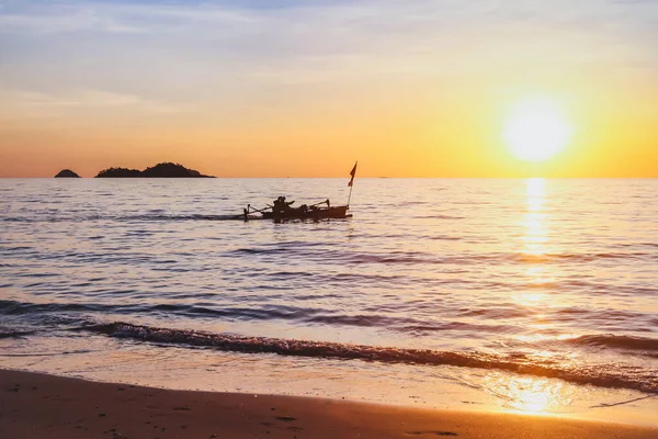 Schöne Natur Exotischer Strand Bei Sonnenuntergang Mit Silhouette Eines Fischerbootes — Stockfoto