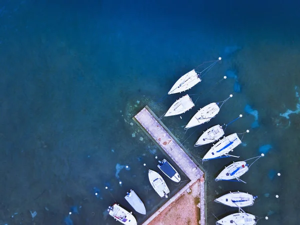 Vista Aérea Los Barcos Estacionados Cerca Del Muelle Lago Paisaje — Foto de Stock