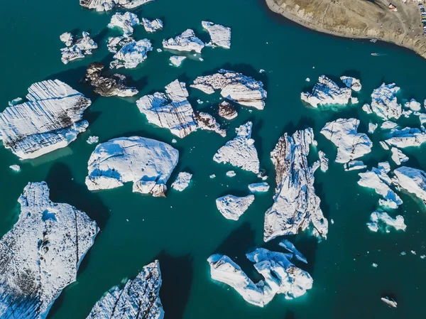Εναέριο Τοπίο Των Παγόβουνων Στην Παγωμένη Λιμνοθάλασσα Jokulsarlon Στην Ισλανδία — Φωτογραφία Αρχείου