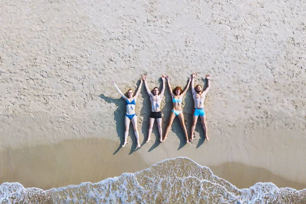 Grupo Amigos Tumbados Playa Vacaciones Tropicales Mar Vista Desde Dron — Foto de Stock
