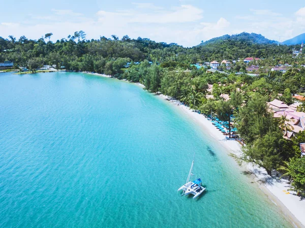 Katamarán Plachtou Kotvící Krásné Tropické Pláži Ostrova Koh Chang Thajsko — Stock fotografie