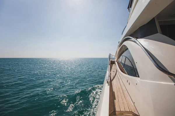 海の豪華なヨットモーターボート 豪華なプライベートボートクルーズ — ストック写真