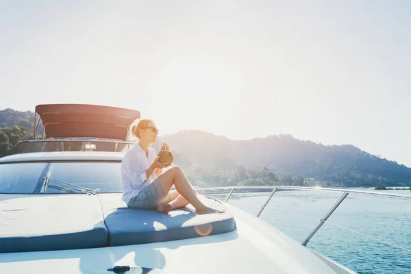 豪華なヨットに乗って夕日の旅を楽しむ女性ボートで豪華な海のクルーズ旅行 — ストック写真