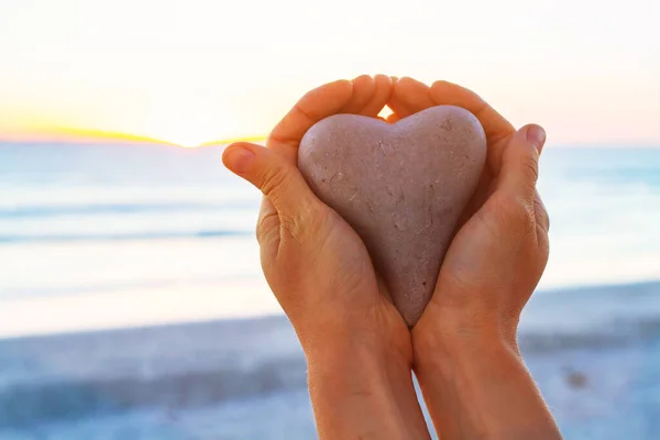 Любовь Дарение Концепции Руки Держащиеся Сердце Закатном Пляже — стоковое фото