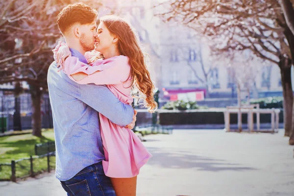 Glückliche Menschen Dating Junges Schönes Paar Küsst Und Lacht Freien — Stockfoto