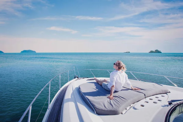豪華なヨットを楽しむ美人のクルーズ 海の豪華船で旅行 — ストック写真