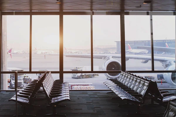 机场现代化的内部 有大窗户 — 图库照片