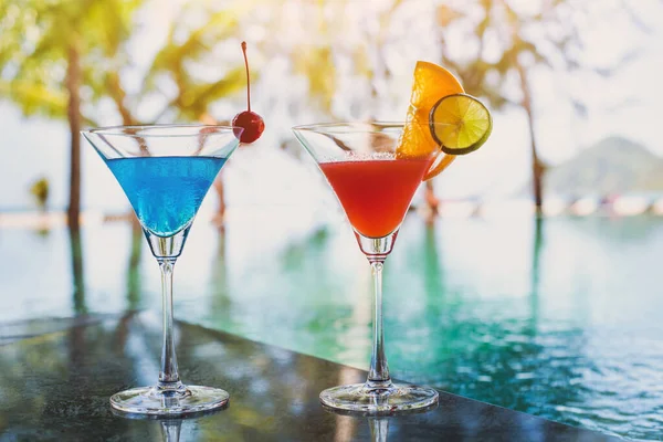 Kumsaldaki Bilardo Barında Egzotik Kokteyller — Stok fotoğraf