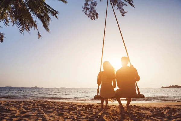Romantisch Paar Liefde Zitten Samen Touw Swing Zonsondergang Strand Silhouetten — Stockfoto