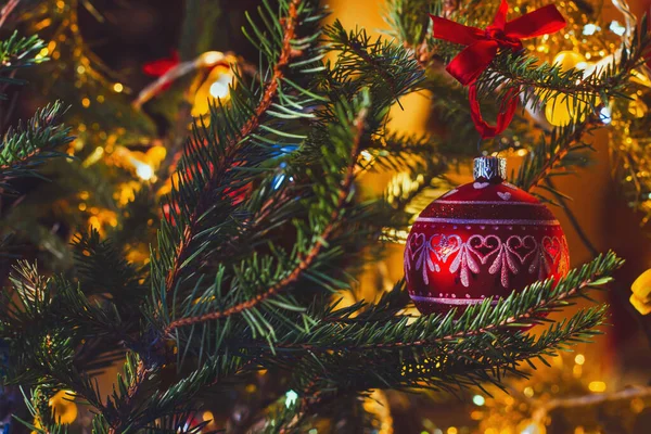 Close Árvore Natal Vermelho Decoração Bola Xmas Fundo — Fotografia de Stock