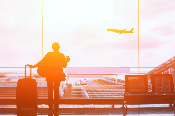 Pessoas Aeroporto Espera Partida Silhueta Mulher Passageira Viajando Com Bagagem — Fotografia de Stock