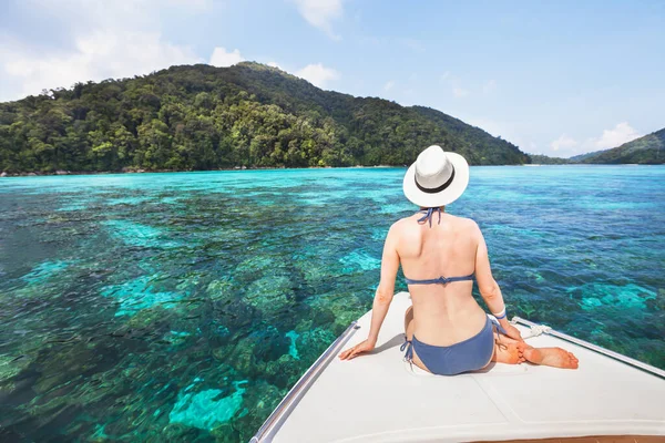 パラダイス トロピカル ビーチの豪華なボートに座っている美しい女性観光客休日旅行エキゾチックな休暇 — ストック写真