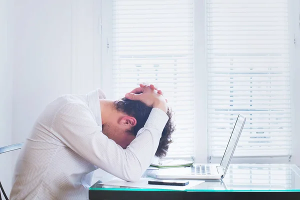 Emocjonalne Wypalenie Zmęczony Biznesmen Miejscu Pracy Biurze Koncepcja Stresu — Zdjęcie stockowe