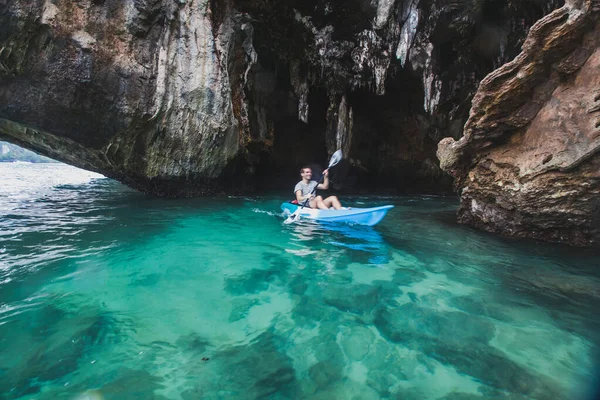 Kayaker Remare Acque Cristalline Vicino Alla Grotta Sulla Spiaggia Railay — Foto Stock