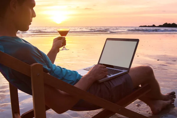 Uomo Affari Freelance Successo Che Lavora Computer Tramonto Spiaggia Computer — Foto Stock