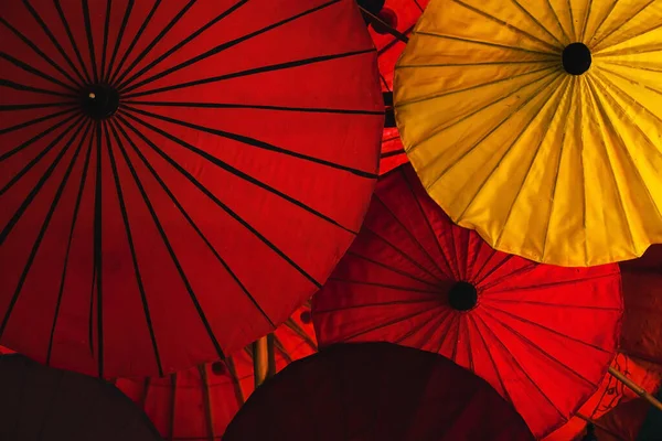 Kırmızı Sarı Renkli Geleneksel Asya Şemsiyeleri Renk Arkaplan — Stok fotoğraf