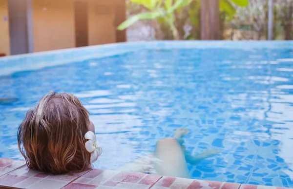 Spa Sağlık Geçmişi Lüks Termal Havuzda Dinlenen Bir Kadın — Stok fotoğraf