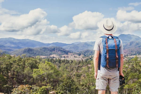 Letni Trekking Górach Turysta Podróżuje Świeżym Powietrzu Hipster Aparatem Fotograficznym — Zdjęcie stockowe