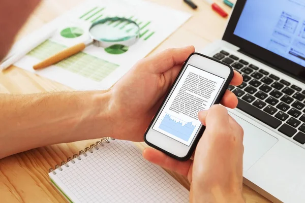 Obchodní Analytika Finanční Údaje Podnikatel Čtení Výroční Zprávy Obrazovce Smartphonu — Stock fotografie