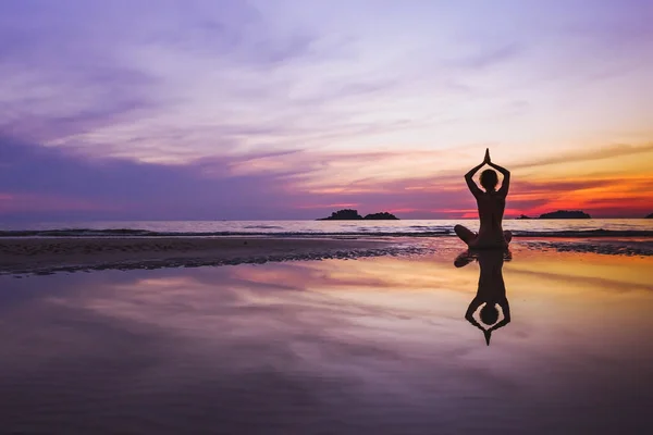 沉思冥想背景 夕阳西下在海滩上做瑜伽的女人的轮廓 — 图库照片