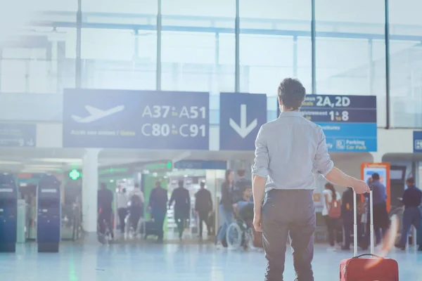 Επαγγελματικά Ταξίδια Άνθρωπος Επιβάτης Στο Αεροδρόμιο Περιμένει Την Πτήση Στο — Φωτογραφία Αρχείου