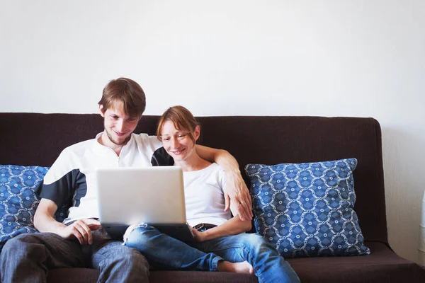 Young Couple Looking Computer Smiling Family Sitting Couch Home — Stock Photo, Image
