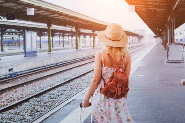旅行の背景荷物を持った女性旅行者鉄道駅のホームで電車を待っている乗客 — ストック写真
