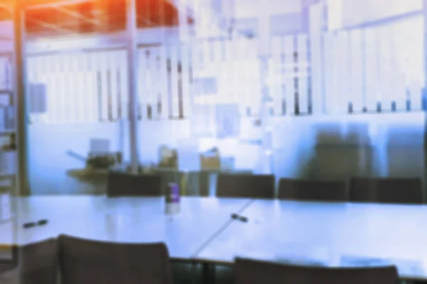 オフィスの会議室がぼやけている抽象的なブルートーンのインテリアビジネスの背景 — ストック写真