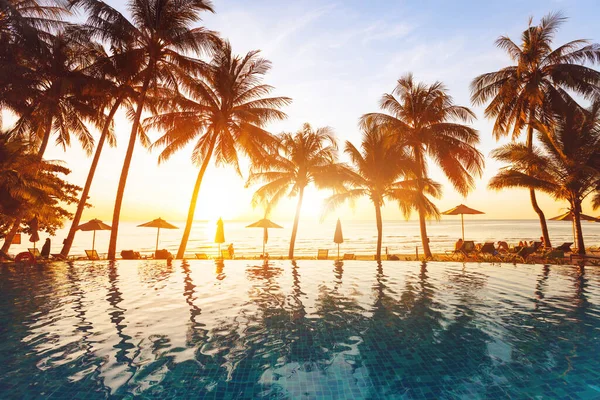 Luxusní Bazén Pláži Klidná Scéna Exotické Tropické Krajiny Kopírovacím Prostorem — Stock fotografie