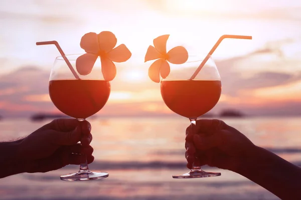 Coppia Che Beve Cocktail Sulla Spiaggia Tramonto Stile Vita Lusso — Foto Stock