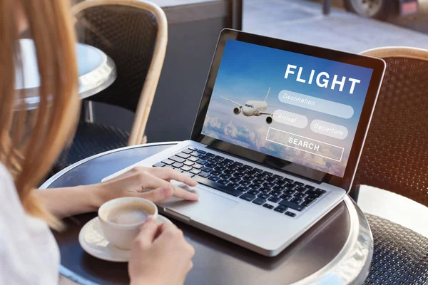 インターネットでのフライト検索 旅行計画のコンセプト 飛行機のチケットをオンラインで — ストック写真