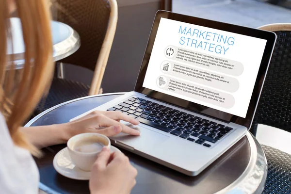 Marketingstrategie Konzept Auf Laptop Bildschirm — Stockfoto