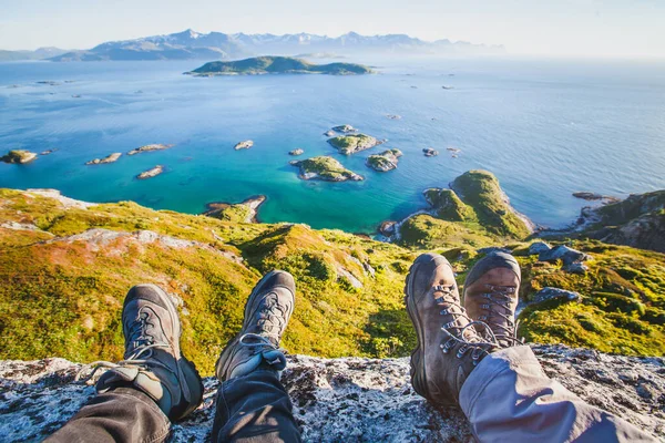 Pies Personas Excursionistas Que Relajan Cima Montaña Fondo Viaje Zapatos —  Fotos de Stock