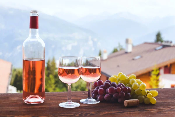 Bottiglia Rosa Rosato Con Due Bicchieri Cena Romantica Coppia — Foto Stock