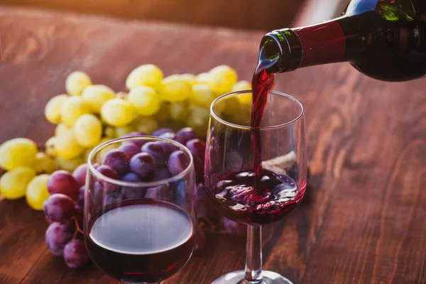 Primo Piano Vino Rosso Versando Bottiglia Bicchiere — Foto Stock