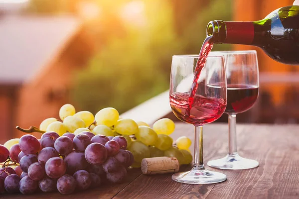 Vino Rosso Versando Bicchiere — Foto Stock