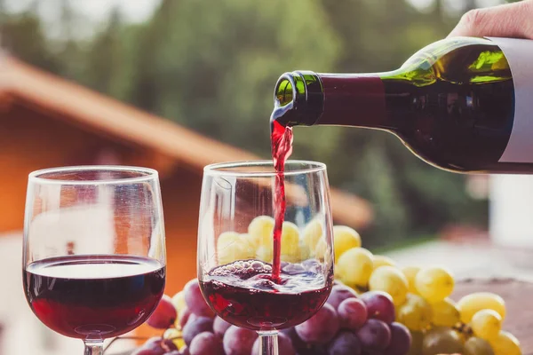Primo Piano Del Vino Rosso Versato Bottiglia Bicchiere — Foto Stock
