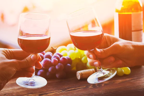 Lidé Pijí Víno Společně Zdraví Dvě Ruce Drží Sklenice — Stock fotografie