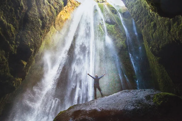 Cestování Island Osoba Zvednutýma Rukama Stojící Vodopádu Gljufrabui Inspiroval Šťastný — Stock fotografie