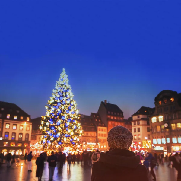 Boże Narodzenie Rynku Europie Urządzone Choinki Ulicy Miasta Kobieta Ciepłym — Zdjęcie stockowe
