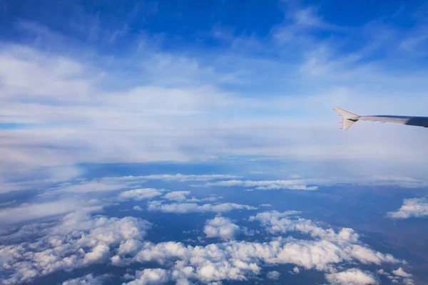 Красивый Голубой Вид Небо Окна Самолета Облака Крыло Самолета — стоковое фото