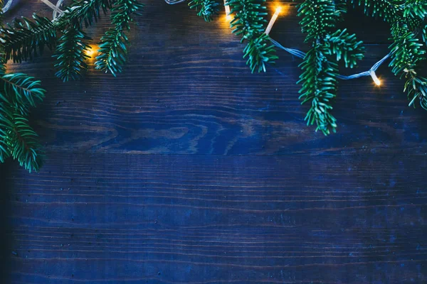 Fondo Azul Frío Navidad Con Acogedoras Luces Amarillas Copyspace —  Fotos de Stock