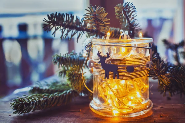 家庭でのガーランドライト付きクリスマス居心地の良い背景 — ストック写真